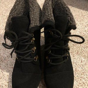 Size 14 Black Fur-lined laced up 3 inch wedges